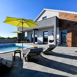 Luxurious Natali Ferienhaus Pridraga