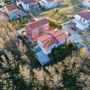 apartman-tino-kustic-2.hotelinzadar.com/