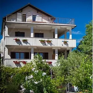 apartments-loncar-krk.primorje-gorskikotar.com/